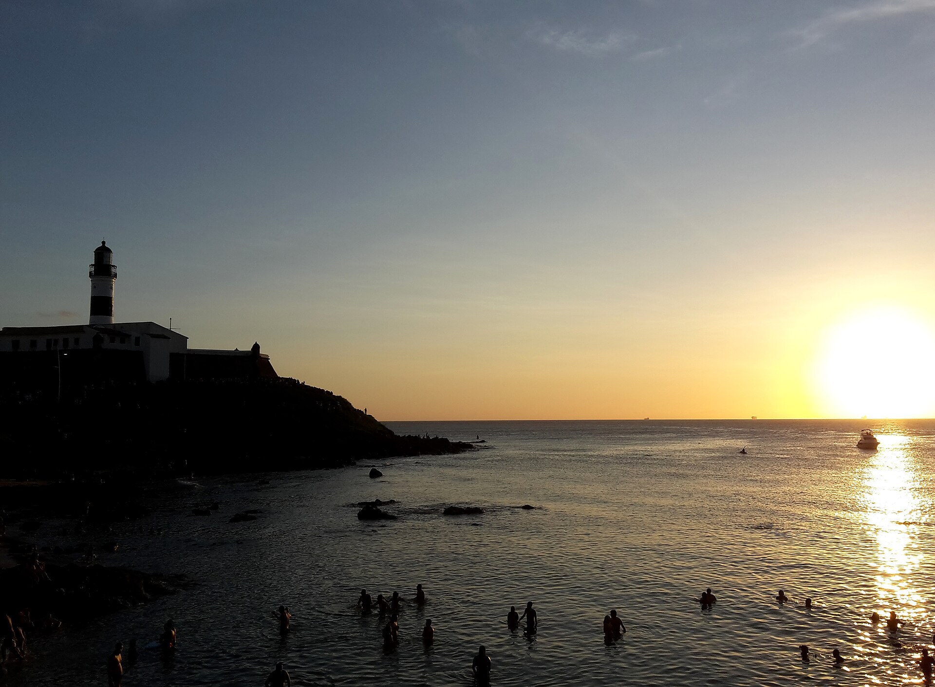 Farol da Barra ao entardecer, na ponta do recife em Salvador.