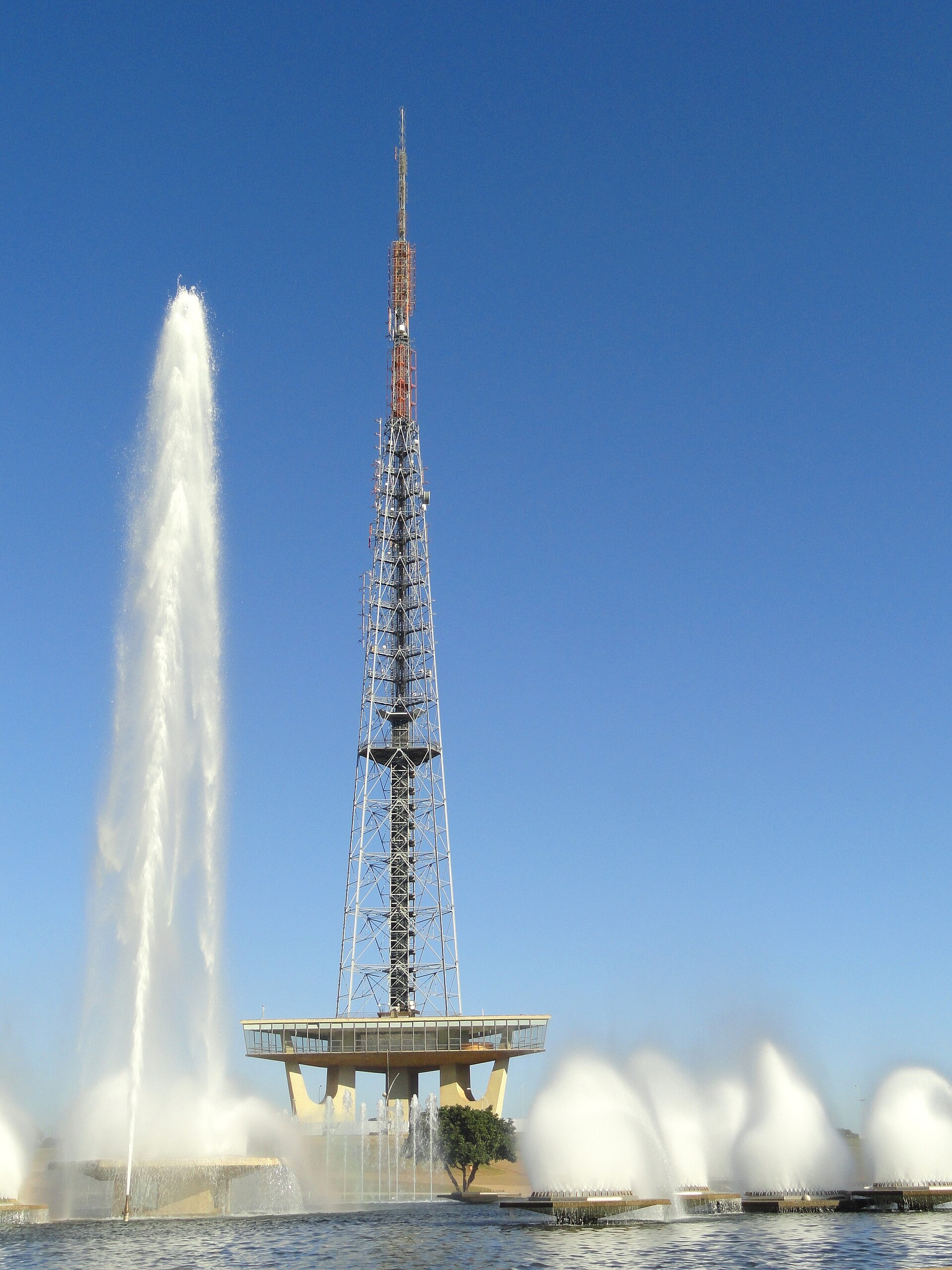 Torre de TV de Brasília e fonte no Eixo Monumental.